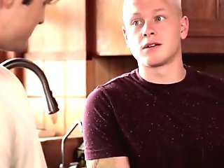 Muscle gay Leo Luckett spitroasted during bareback threeway