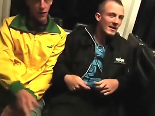 MACHO BOTANDO VEADO PRA CHUPAR NO METRO